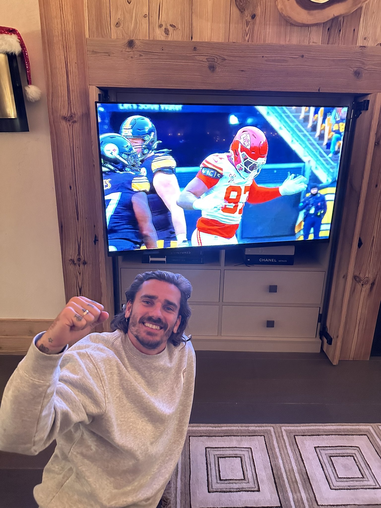 圣誕宅家看橄欖球！格列茲曼社媒曬觀看NFL圣誕大戰(zhàn)的照片
