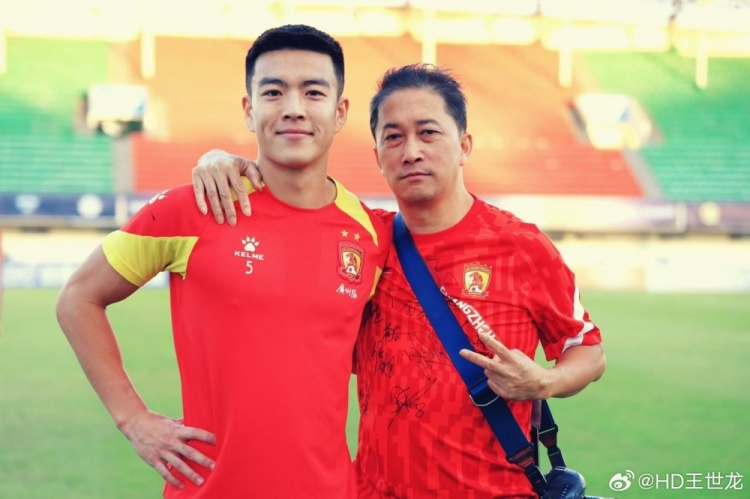 王世龍悼念廣州隊(duì)攝影師：每次都帶著笑容喊我龍龍，一路走好毛哥